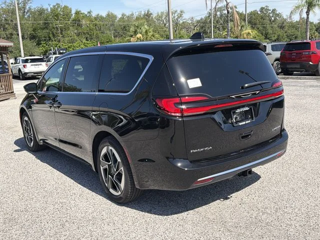 New 2027 Diamond Black Crystal Pearl-Coat Exterior Paint Chrysler Limited image 6