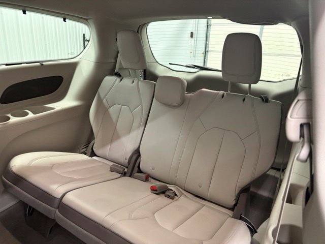 Used 2017 Red Chrysler Touring L image 10