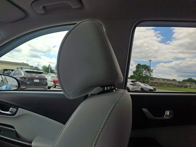 Used 2023 Green Hyundai SEL image 17