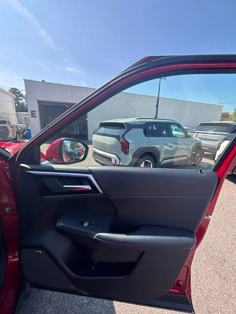 Used 2025 Red Mitsubishi SE image 23