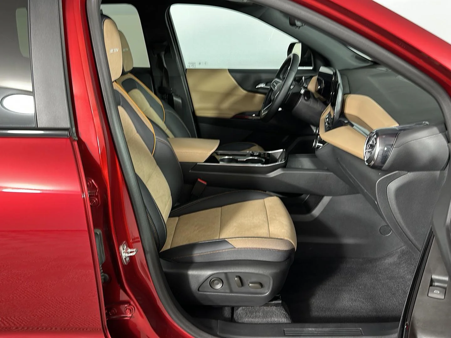 Used 2025 Radiant Red Tintcoat Chevrolet AWD ACTIV image 29