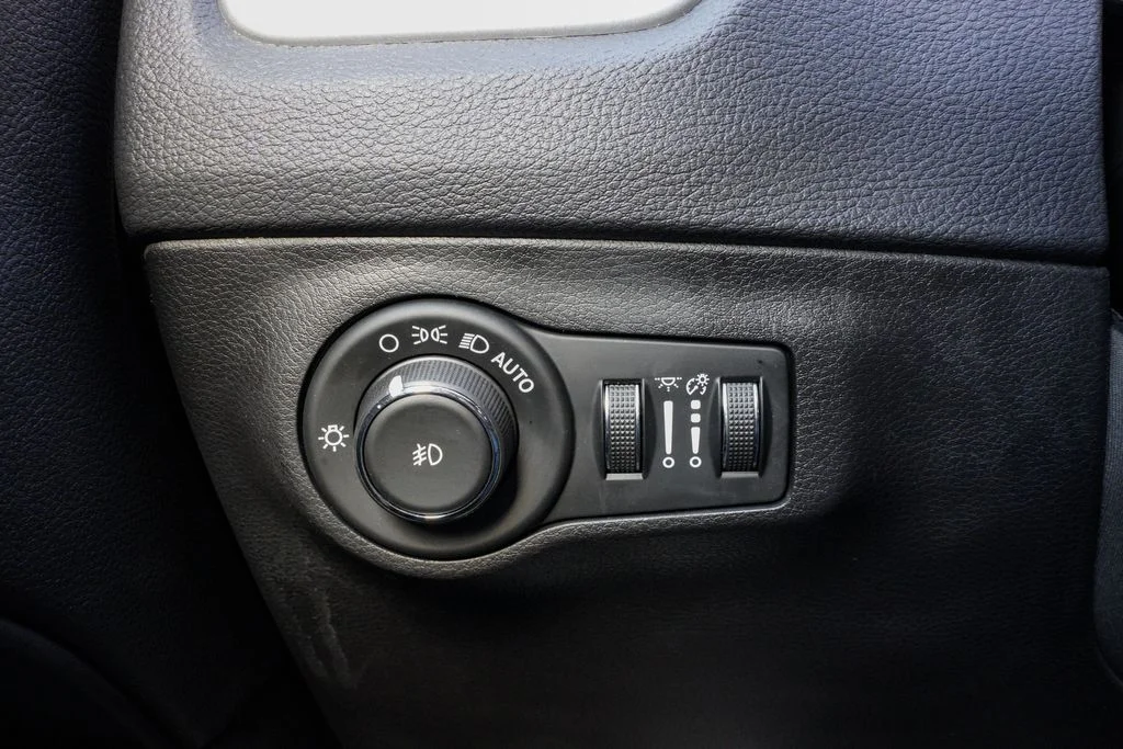 Used 2020 White Jeep Latitude image 26