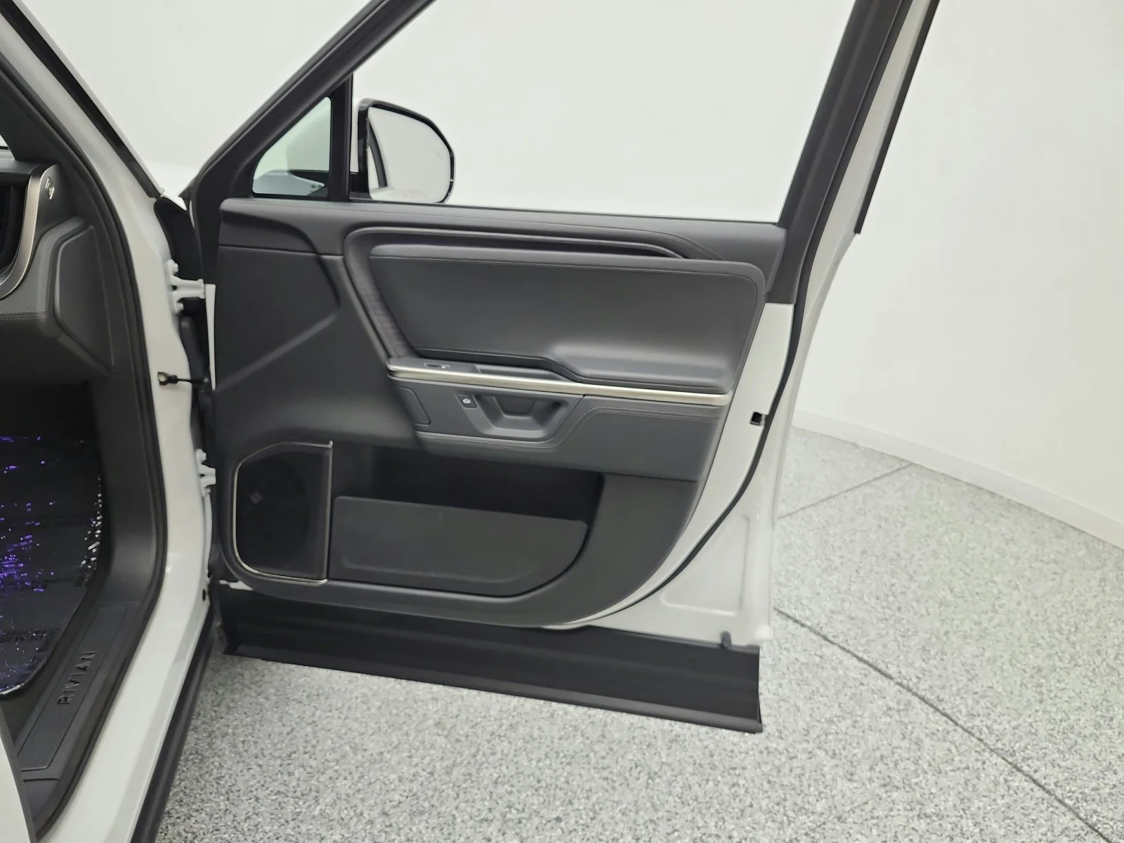 Used 2025 WHITE Rivian Adventure Dual-Motor Large Pack image 19