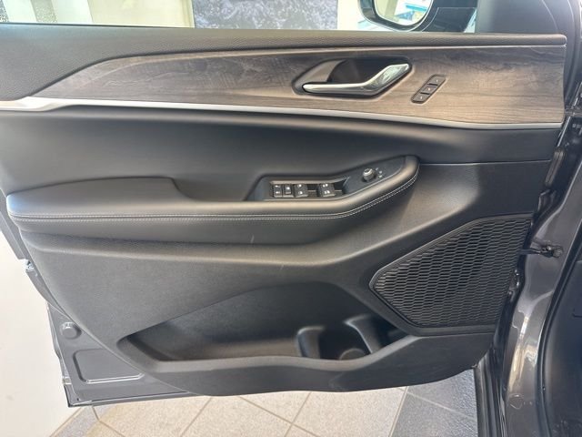 Used 2025 Metallic Jeep Limited image 25
