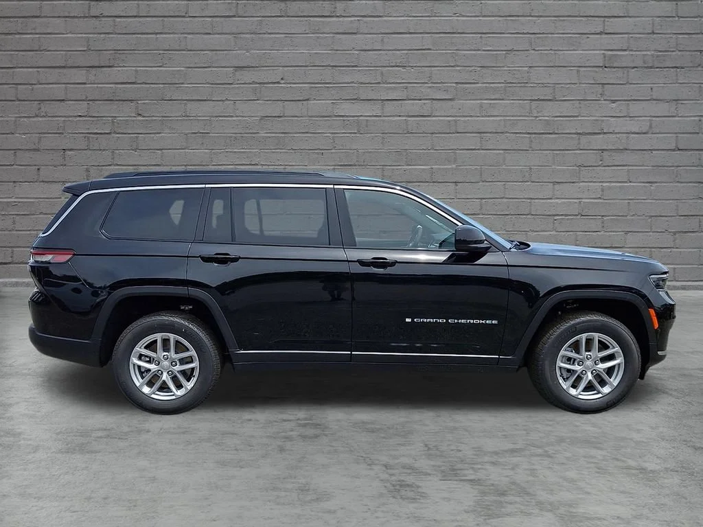 New 2026 Diamond Black Crystal Pearlcoat Jeep Laredo X image 9