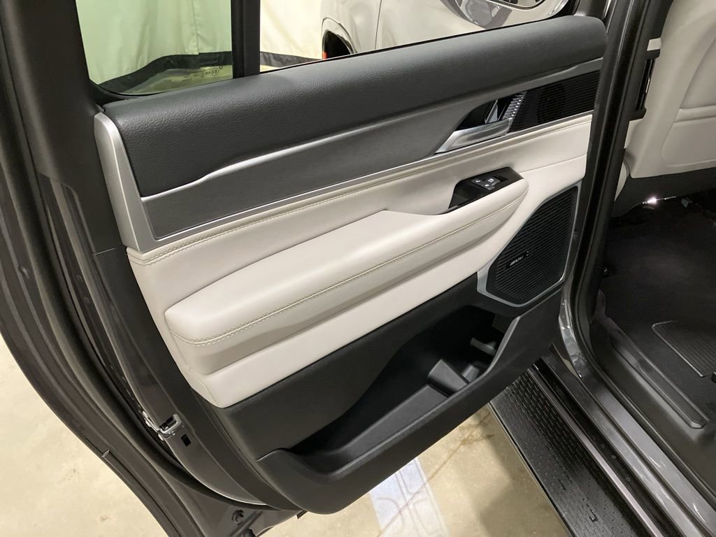 New 2026 Baltic-Gray Metallic Clear-Coat Exterior Paint Jeep  image 11