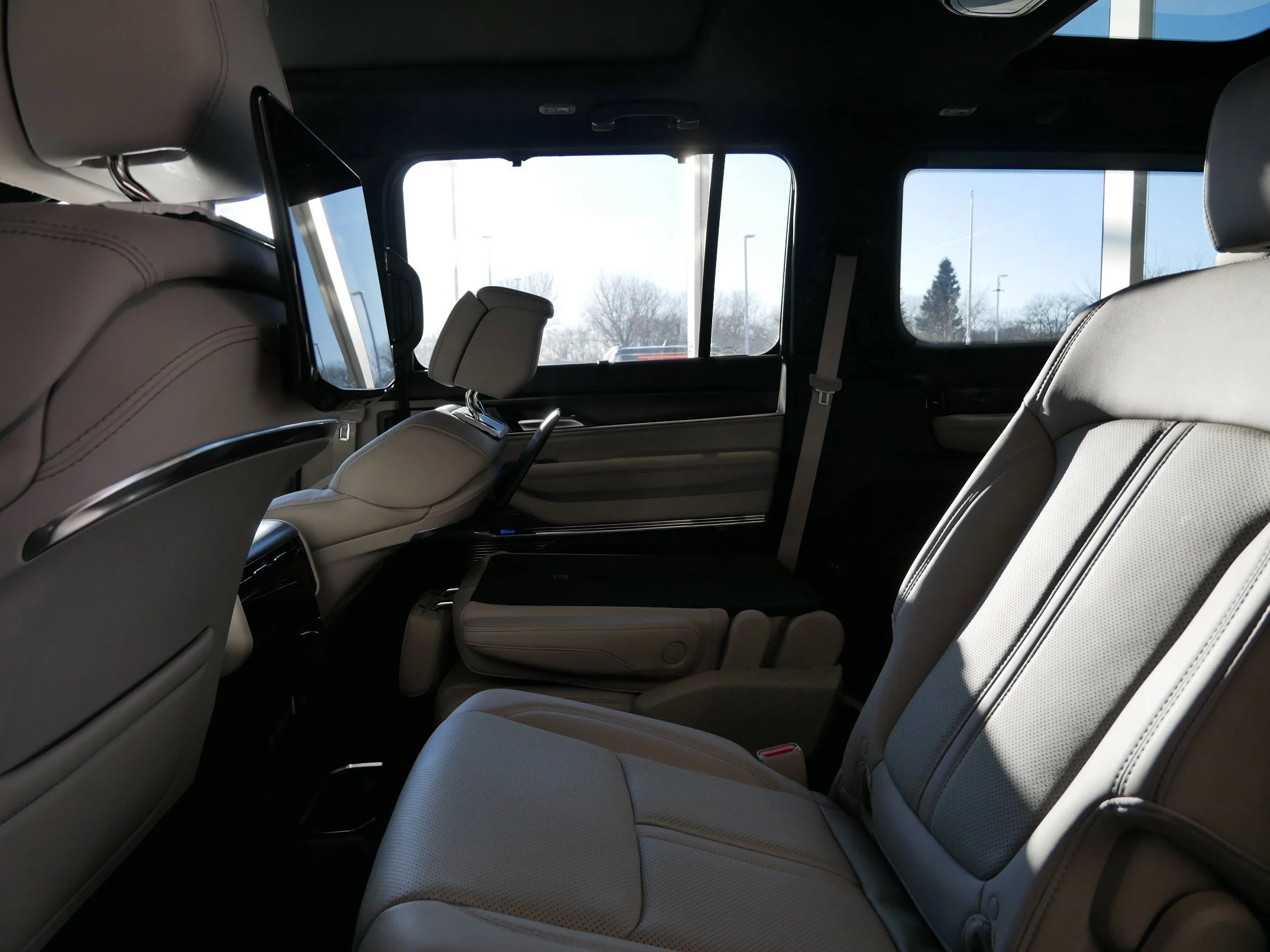 New 2026 Baltic-Gray Metallic Clear-Coat Exterior Paint Jeep Summit Obsidian image 9