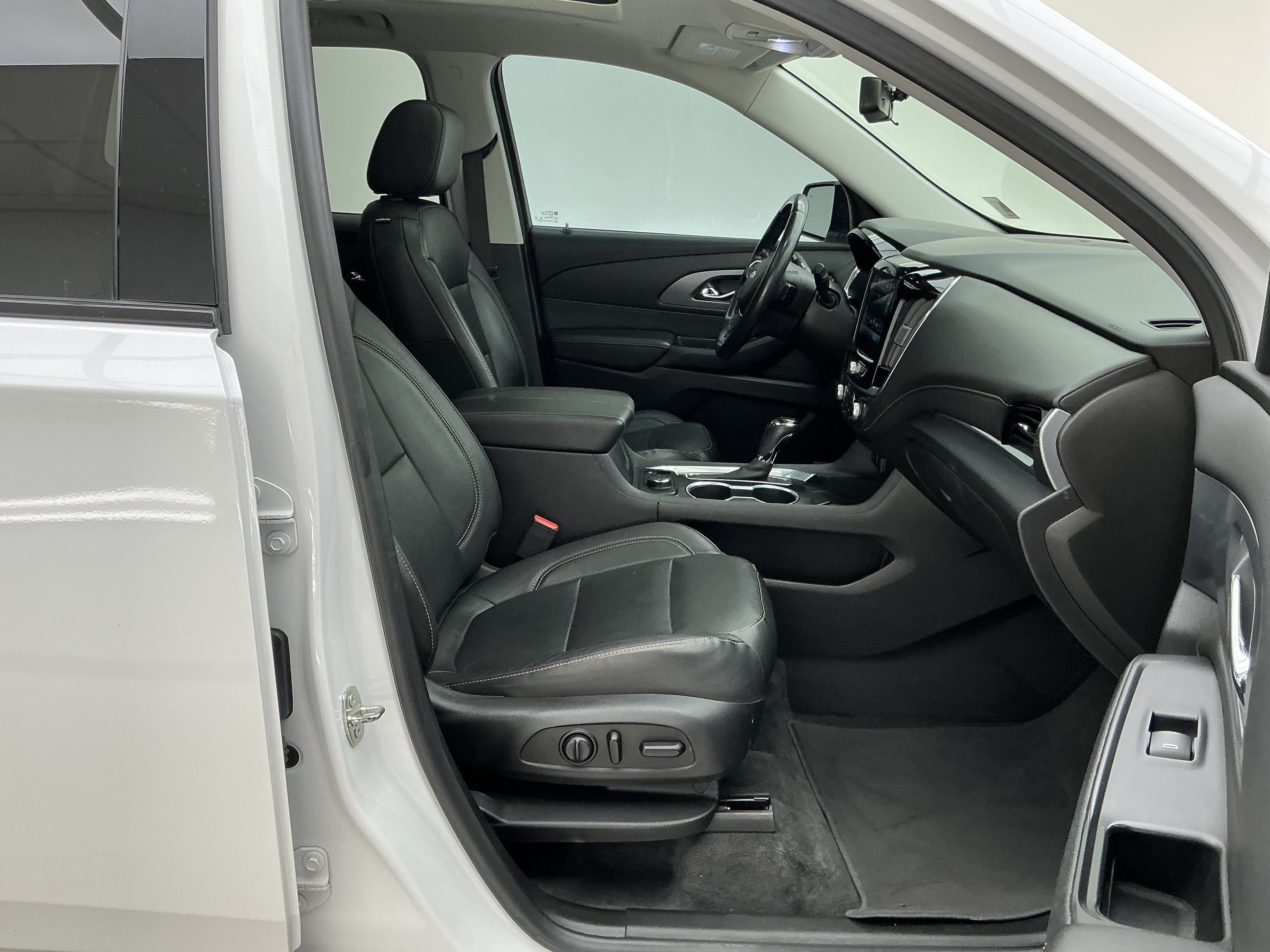 Certified Used 2019 Iridescent Pearl Tricoat Chevrolet Premier image 26