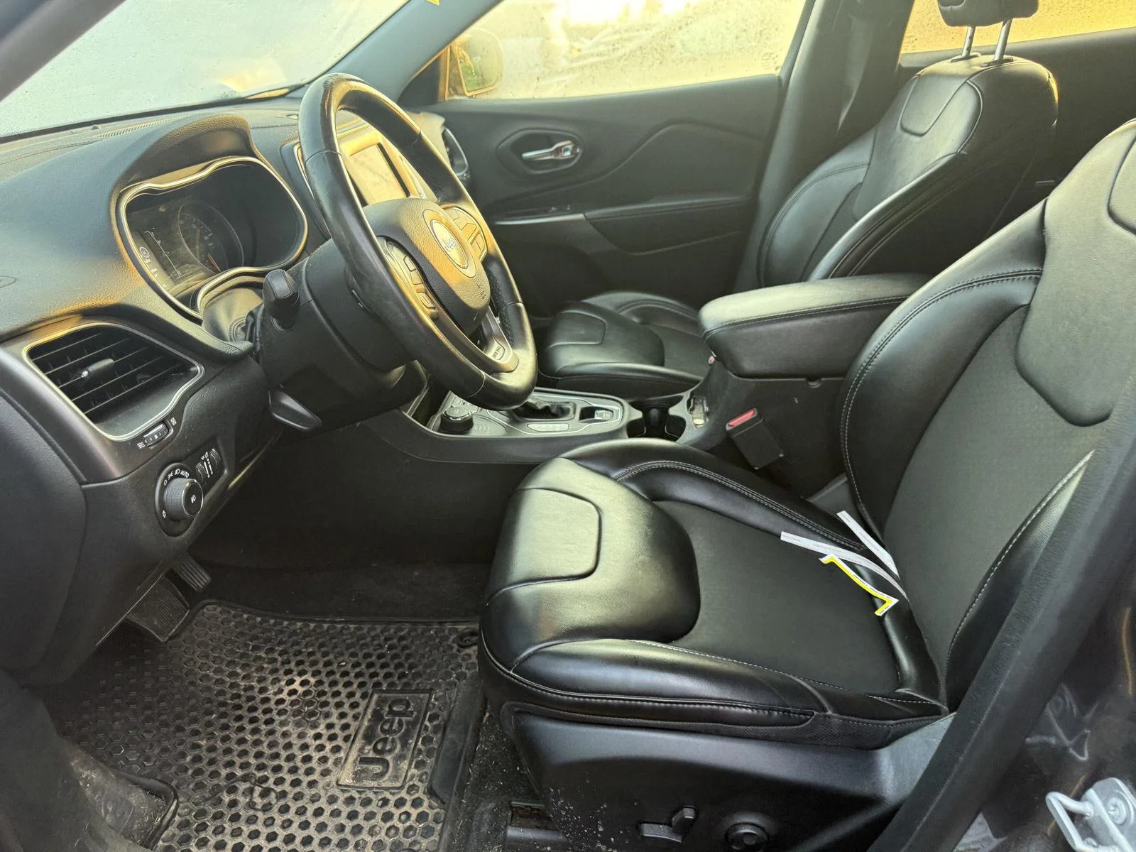 Used 2019 Granite Crystal Metallic Clearcoat Jeep Latitude Plus image 9