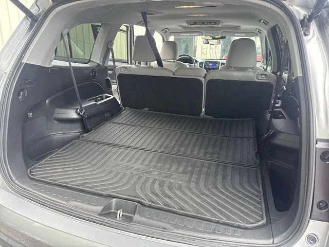 Used 2016  Honda Touring image 12