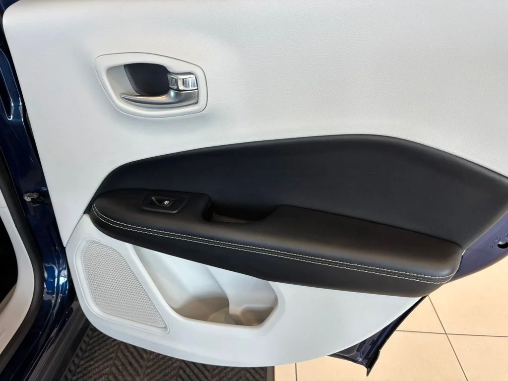 Used 2018 Blue Jeep Latitude image 29