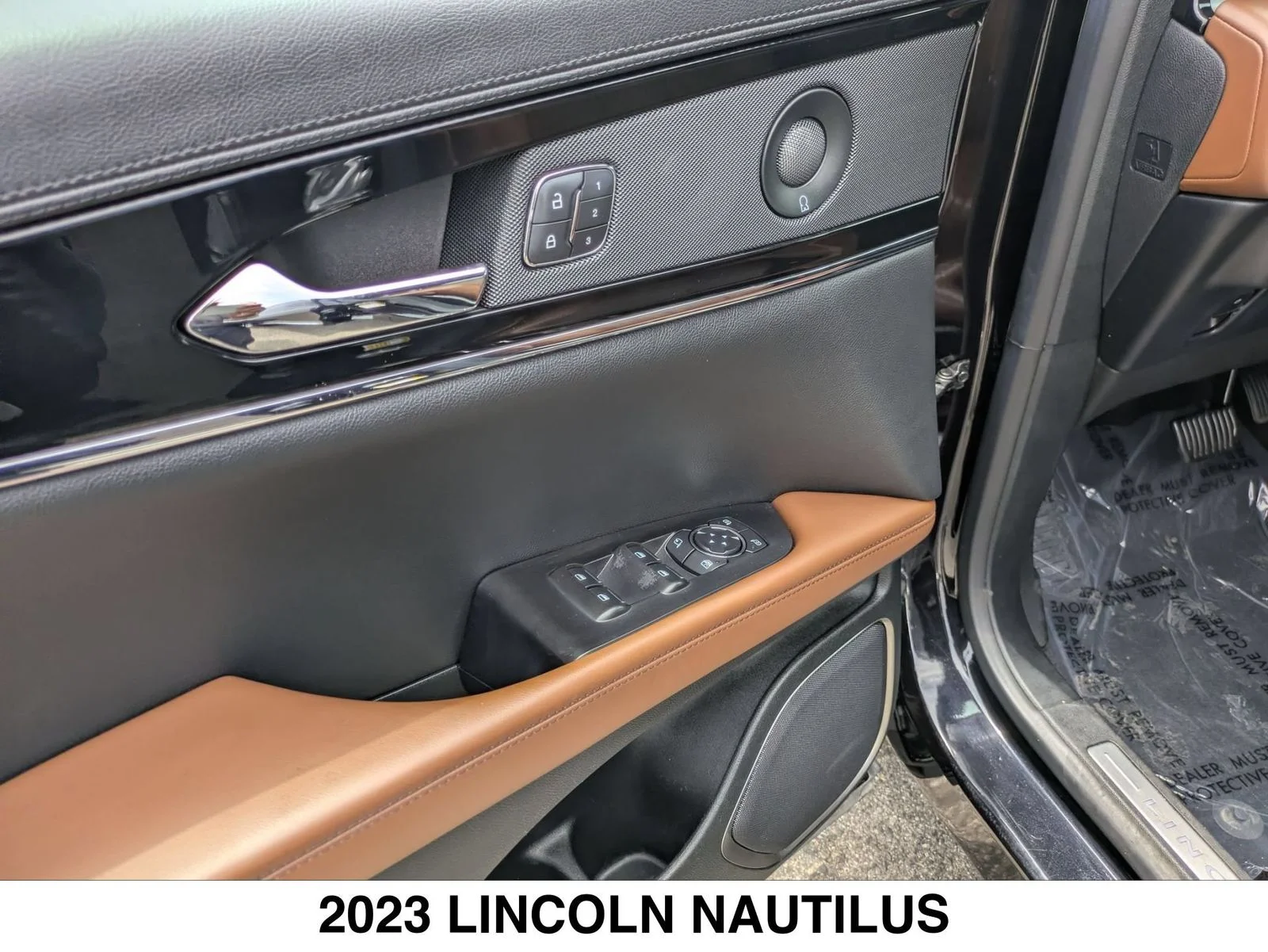 Used 2023 Black Lincoln Reserve image 11