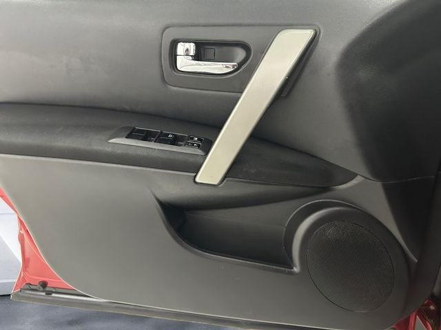 Used 2015 Red Nissan S image 12