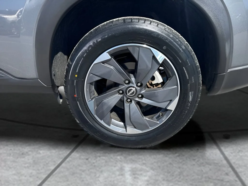 Used 2025 Gray Nissan SV image 27