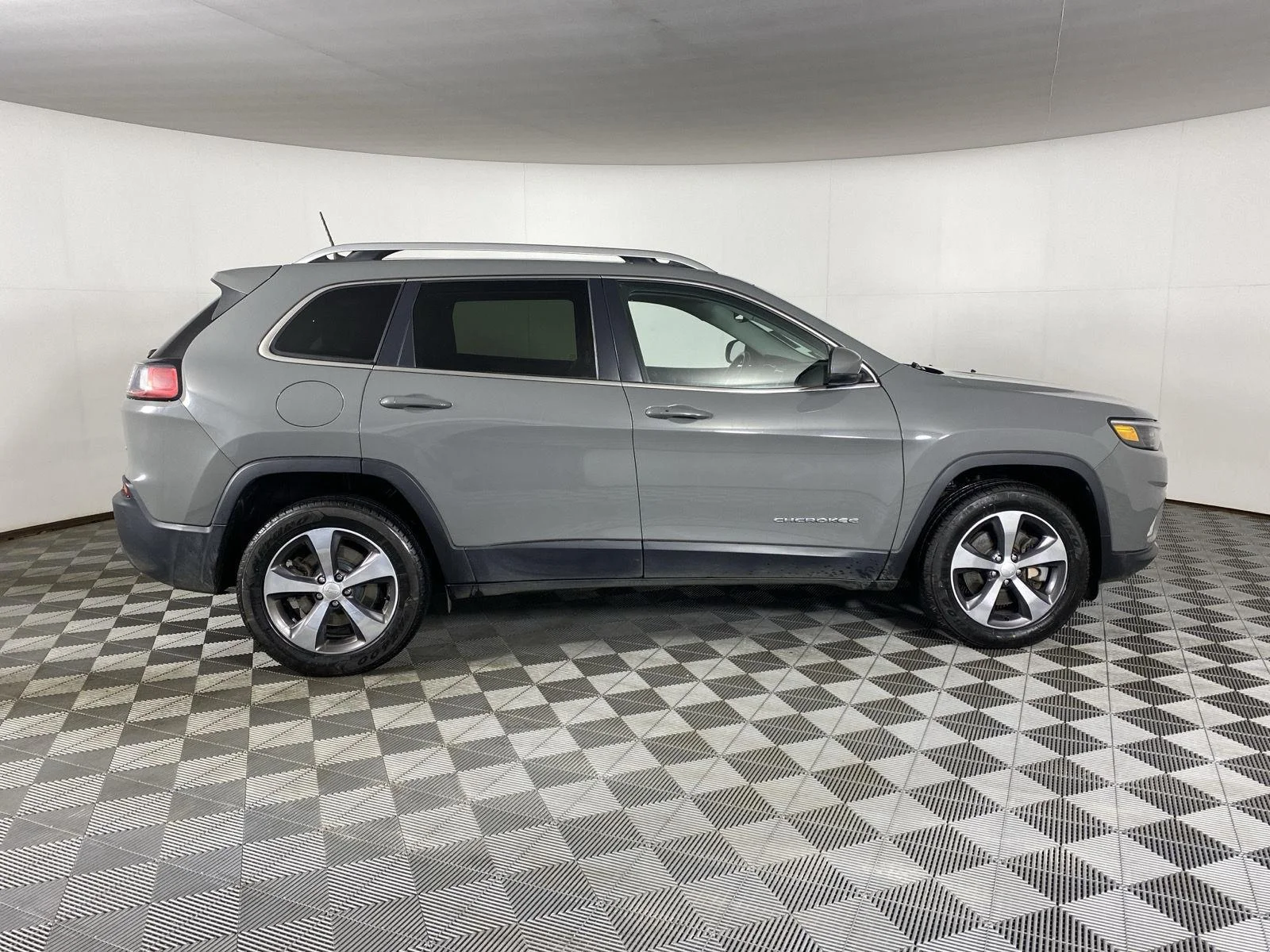 Used 2019 Sting-Gray Clearcoat Jeep Limited image 17