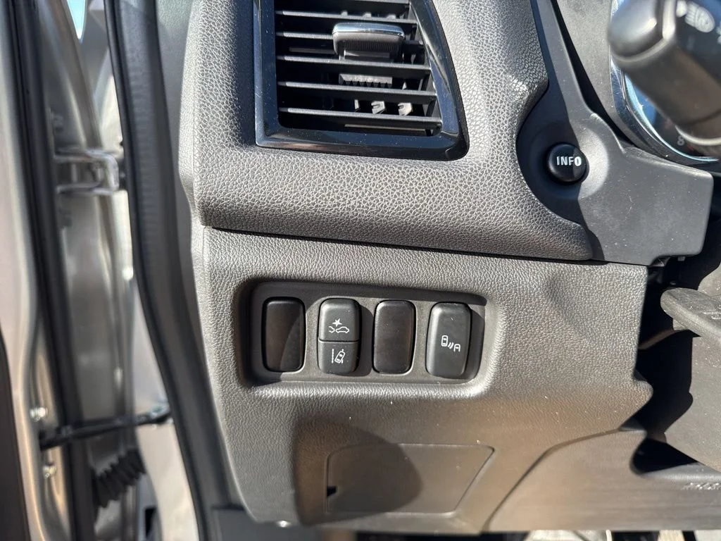 Used 2023 Silver Mitsubishi ES image 12