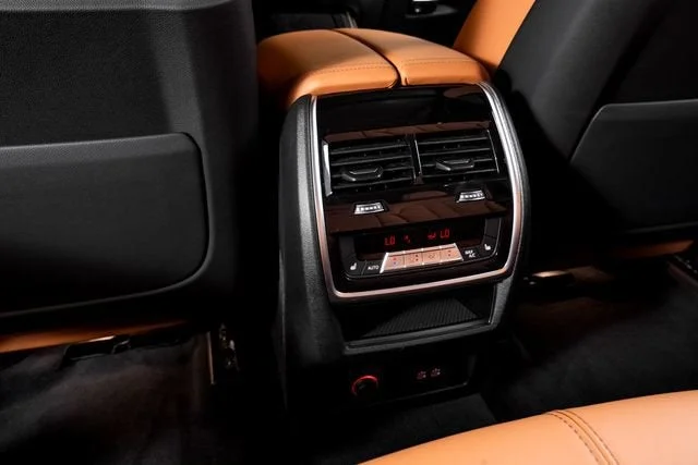 Used 2025 Black Sapphire Metallic BMW M60i image 28