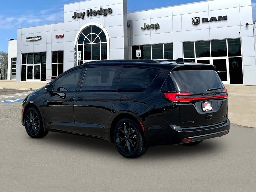 New 2027 Diamond Black Crystal Pearl-Coat Paint Chrysler Limited image 4