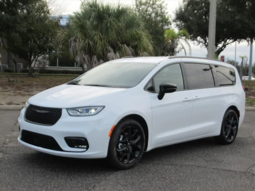 New 2026 Bright White Clear-Coat Exterior Paint Chrysler Select image 3