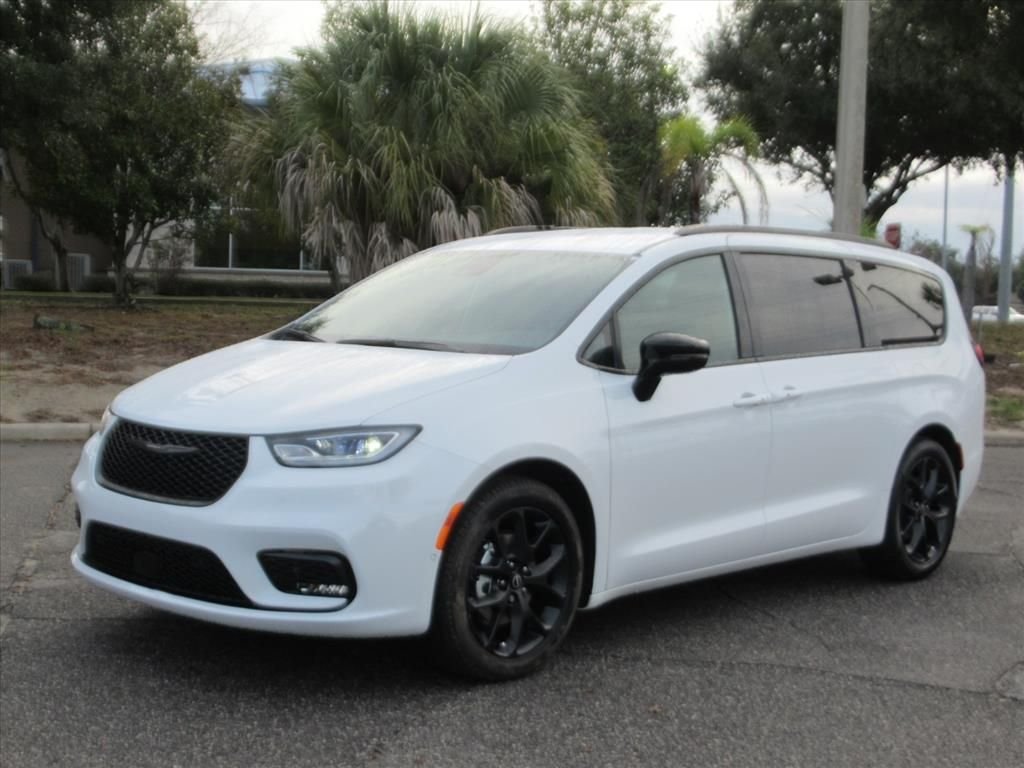 New 2026 Bright White Clear-Coat Exterior Paint Chrysler Select image 3