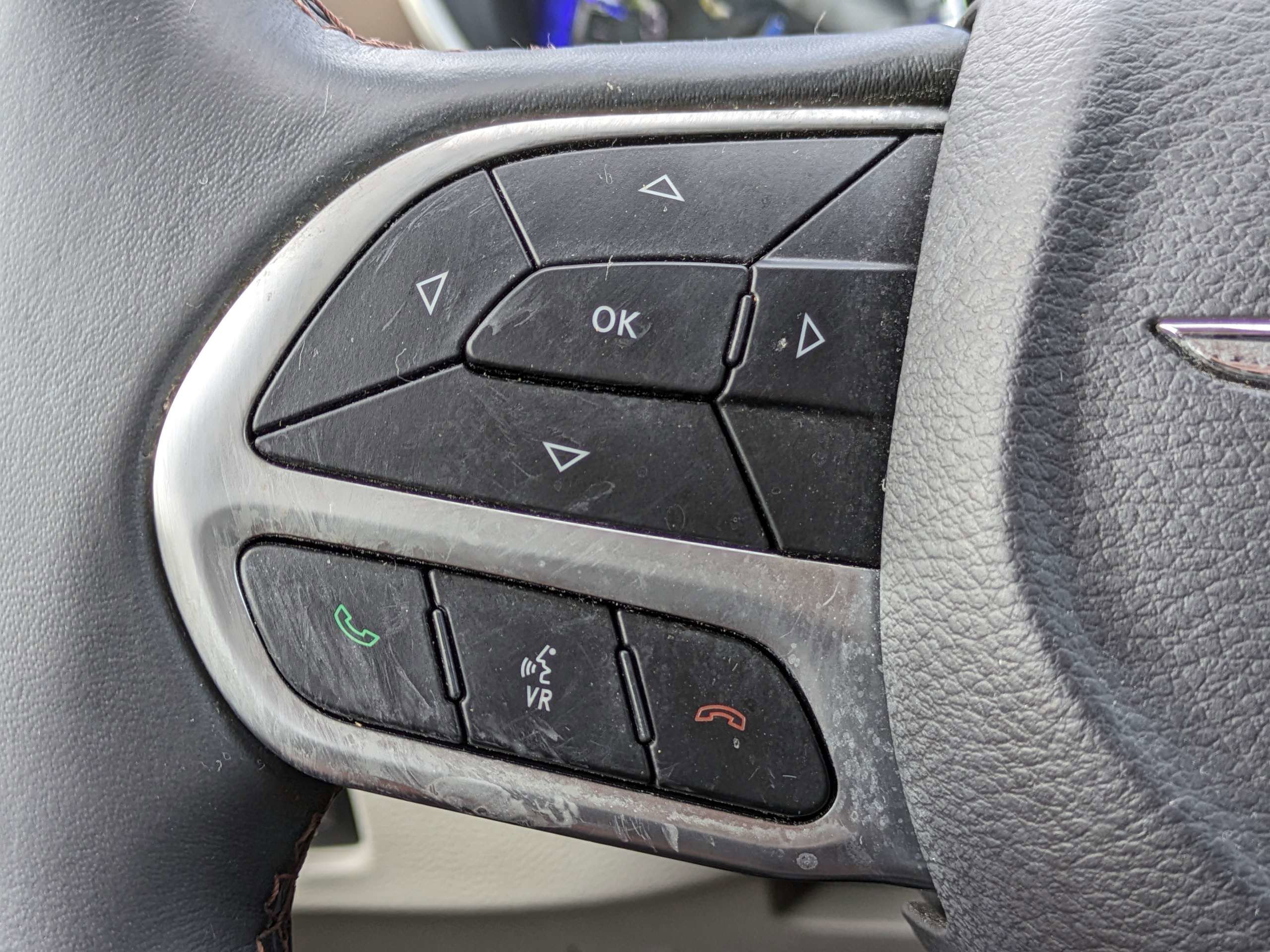 Used 2018 Silver Chrysler Touring L image 28