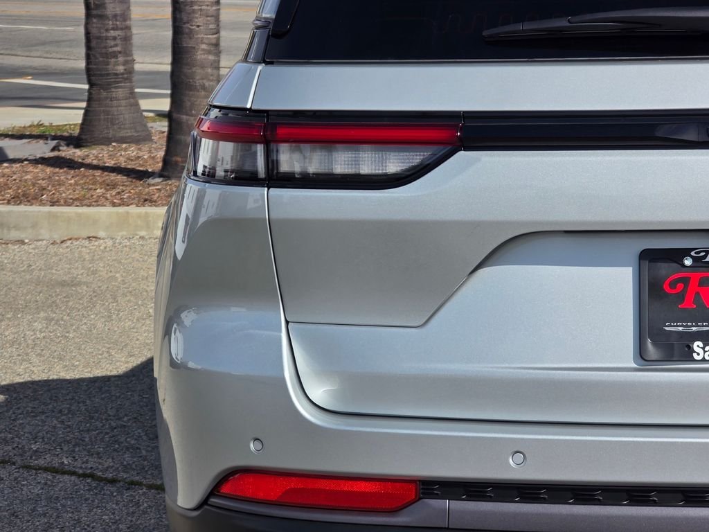 New 2026 Silver Zynith Exterior Paint Jeep Altitude image 6
