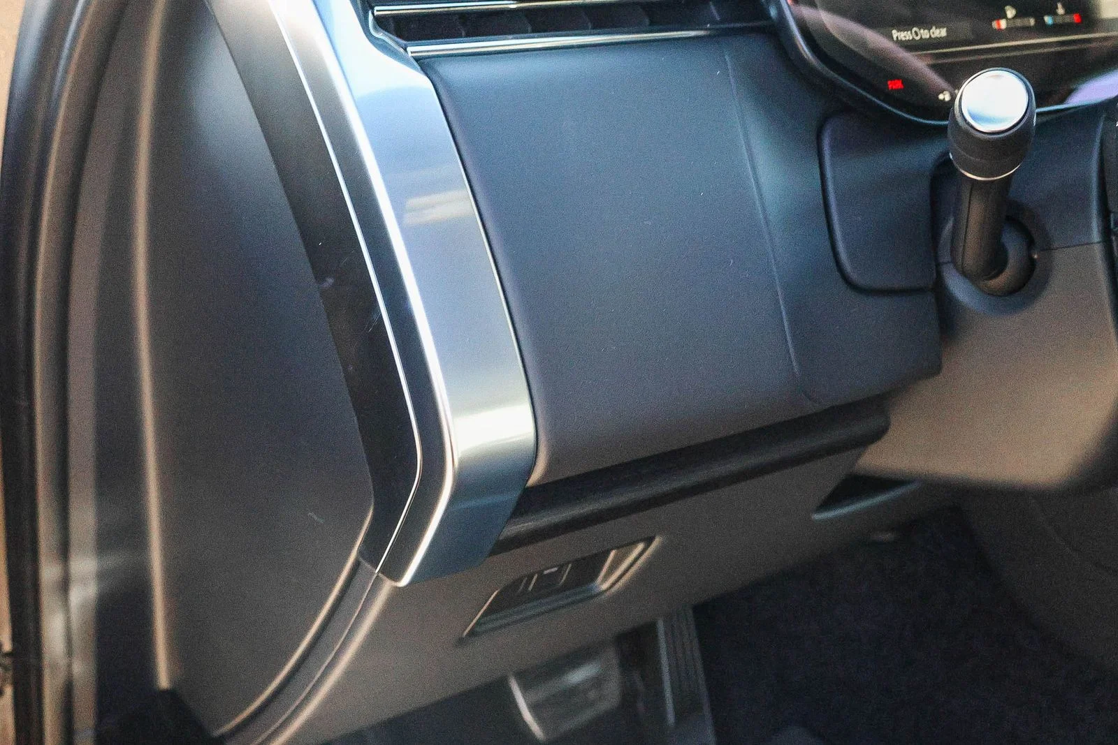 New 2026 Charente Grey Land Rover SE image 32