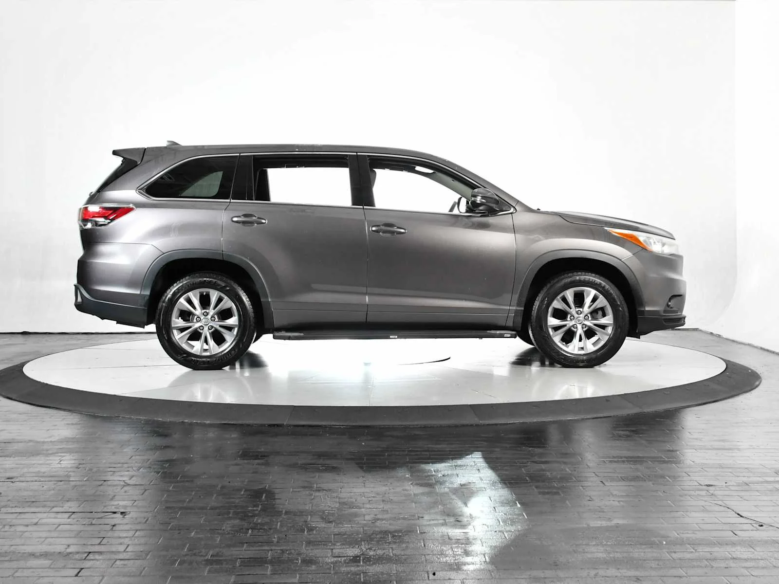 Used 2015 Predawn Gray Mica Toyota LE image 7