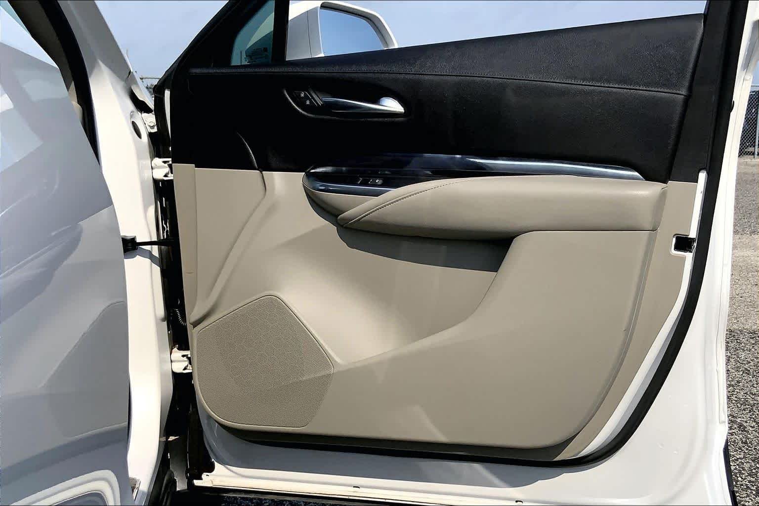 Used 2019 Crystal White Tricoat Cadillac FWD Luxury image 36
