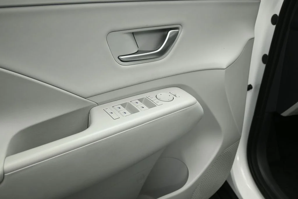 Used 2026 White Hyundai SEL Premium image 8