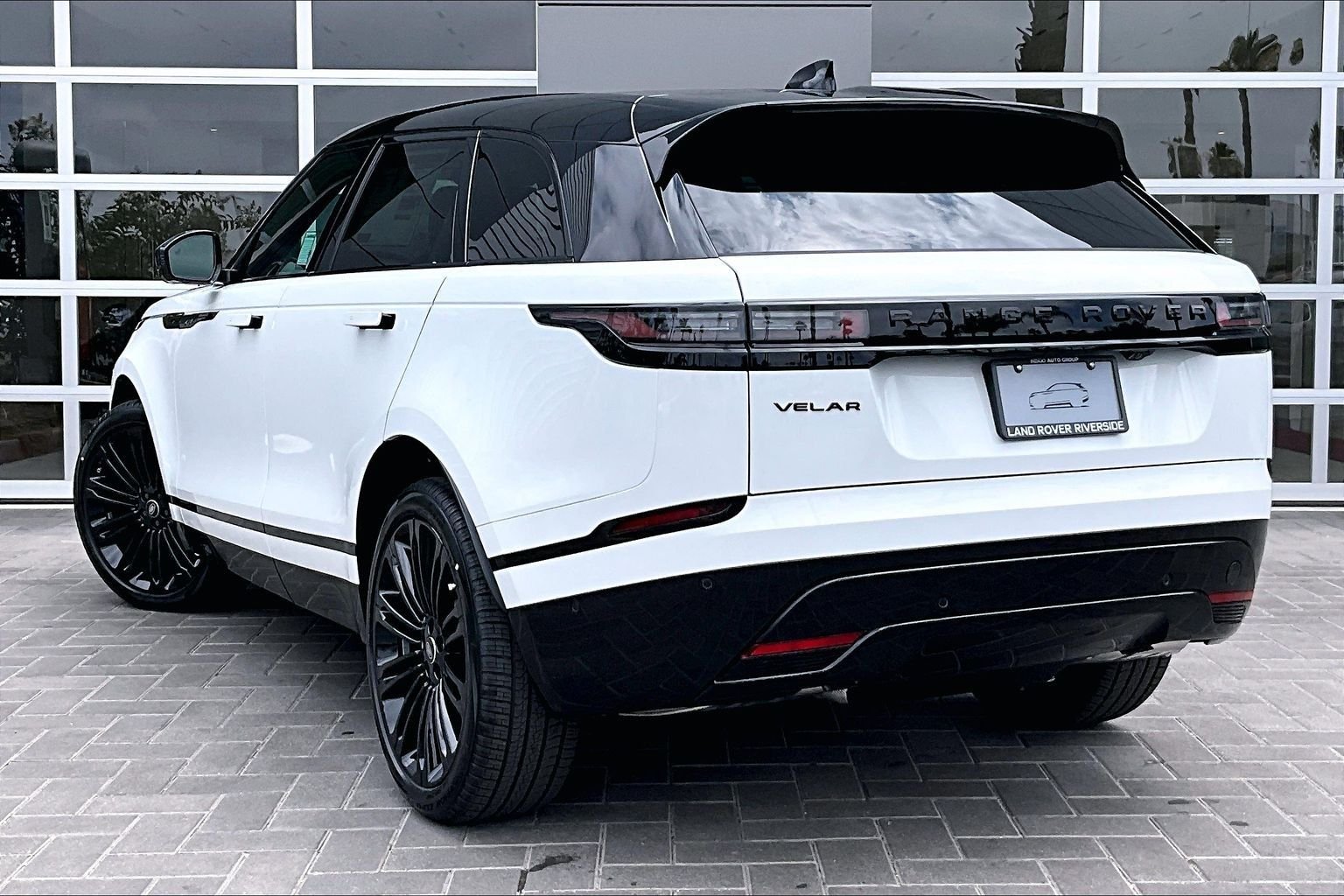 New 2026 Fuji White Land Rover P250 Belgravia Edition image 3
