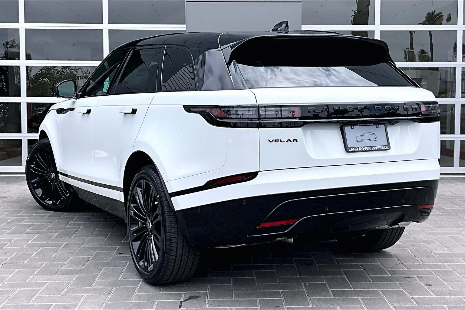New 2026 Fuji White Land Rover P250 Belgravia Edition image 3