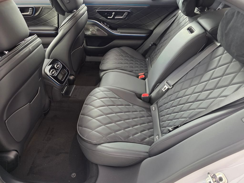 New 2027 MANUFAKTUR Moonlight White Metallic Mercedes-Benz S 580 image 11