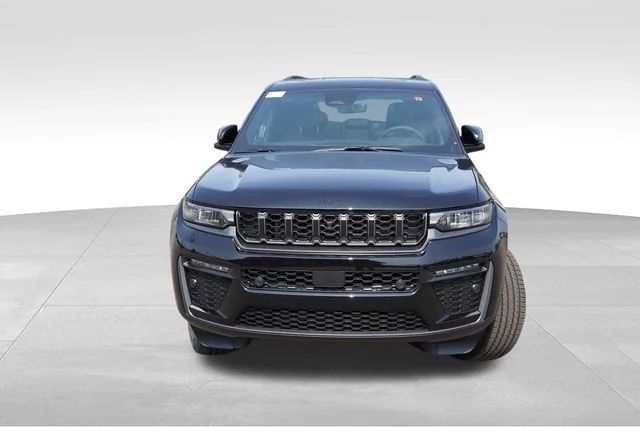 New 2026 Diamond Black Crystal Pearl-Coat Exterior Paint Jeep Limited image 8