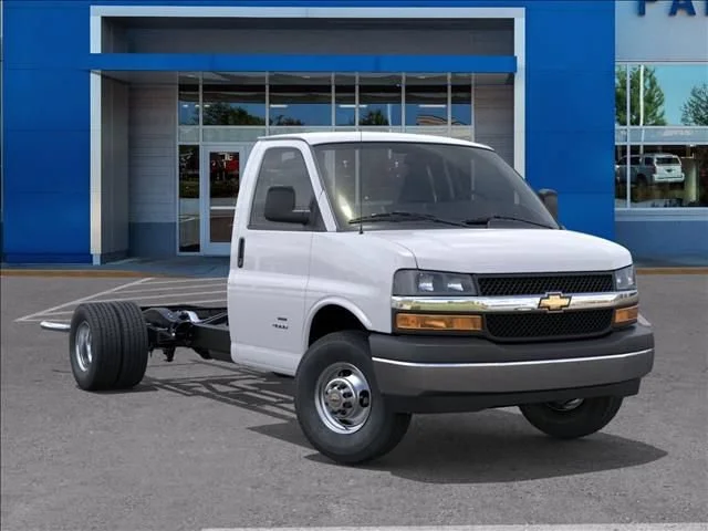 New 2026 Summit White Chevrolet 1WT image 7