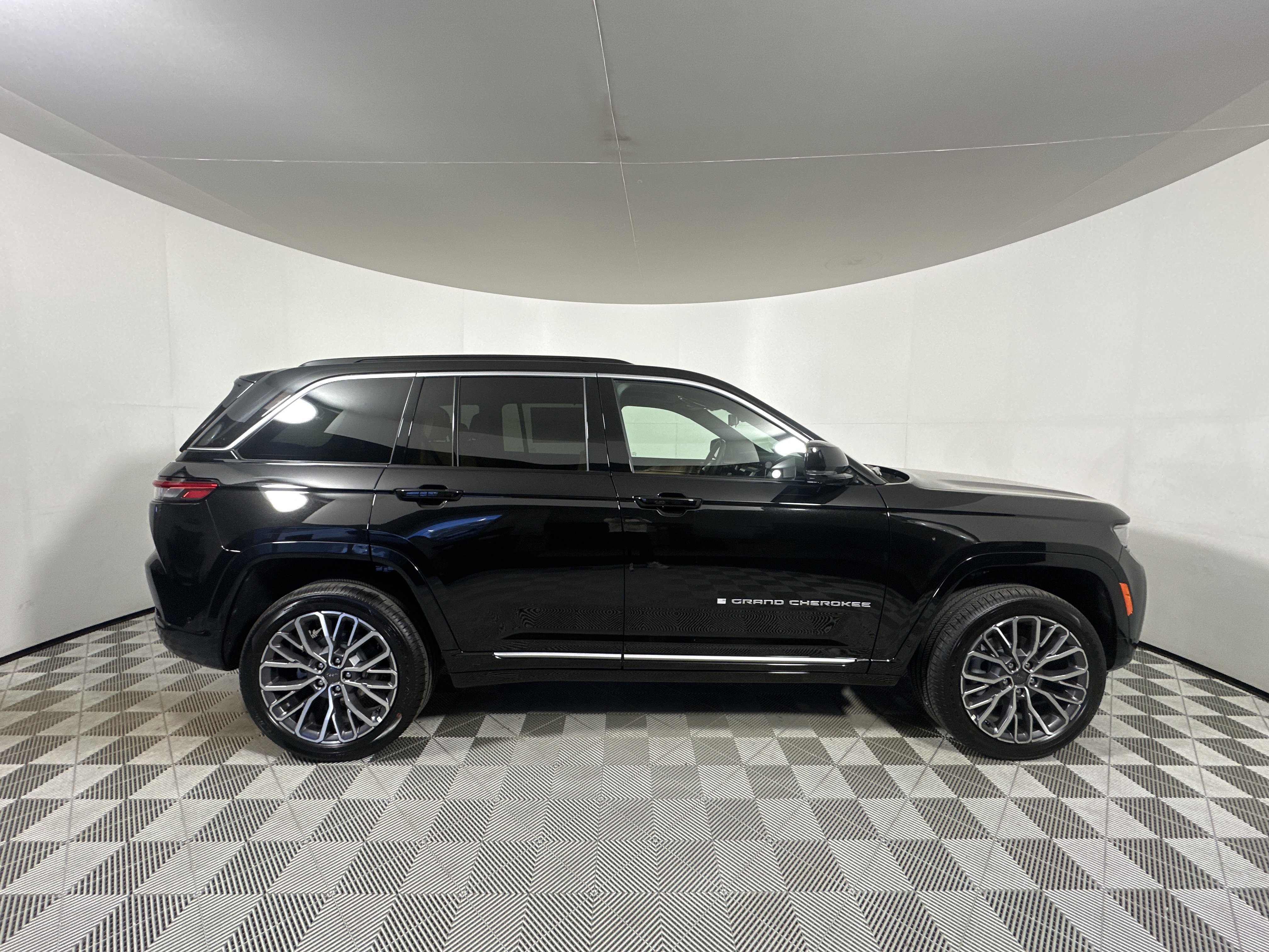 New 2026 Diamond Black Crystal Pearlcoat Jeep Summit image 8