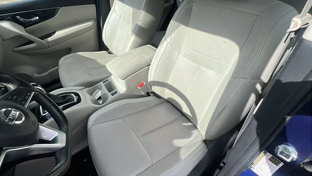 Used 2017 Blue Nissan SL image 19