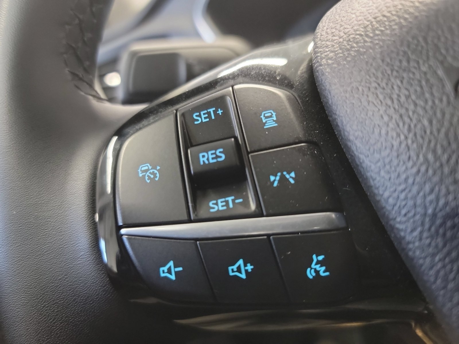 Used 2023 Black Metallic Ford Platinum image 32