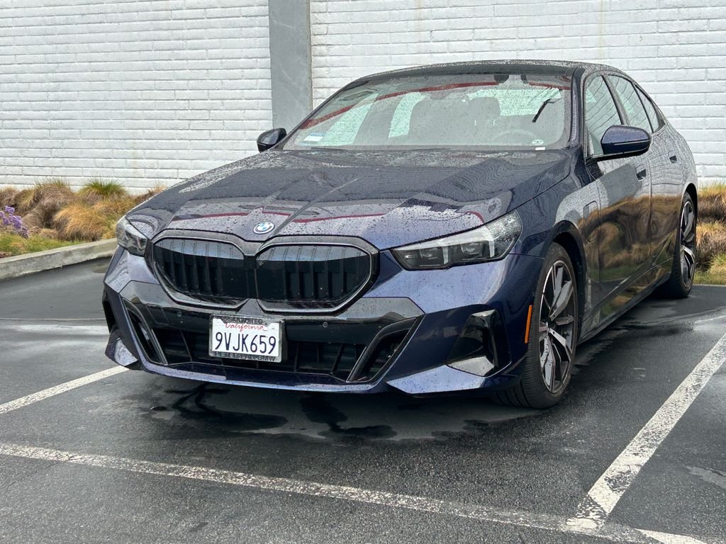 2026 BMW 5 Series 550e xDrive photo 3