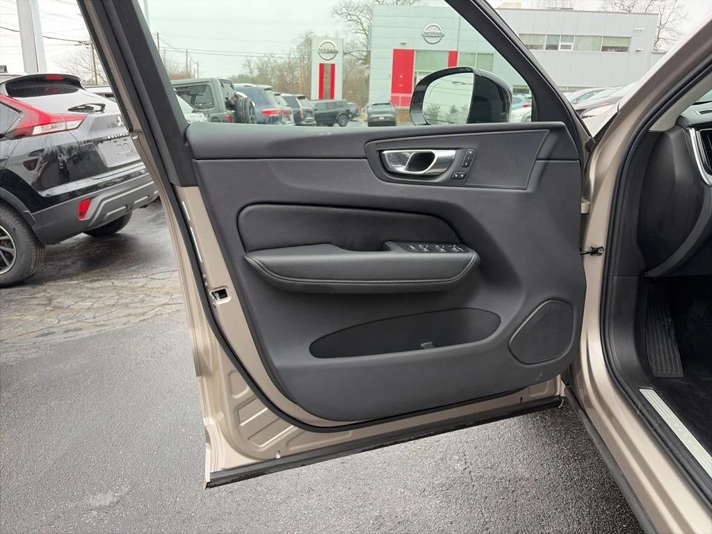 2025 Volvo XC60 Plus - Photo 13