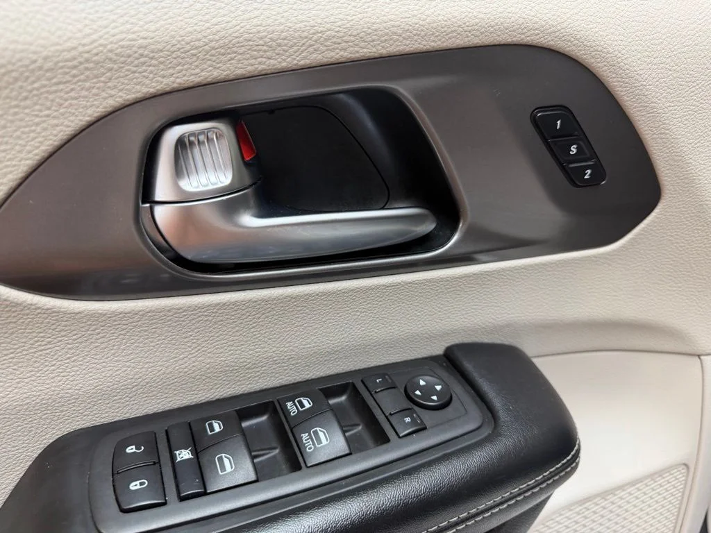 Used 2022 White Chrysler Touring L image 20