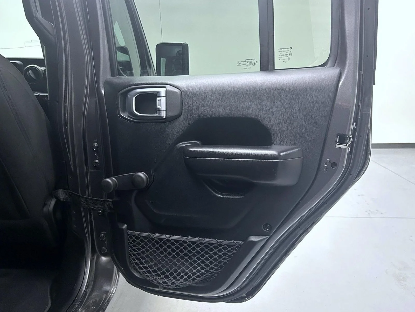 Used 2018 Gray Jeep Unlimited Sport image 17