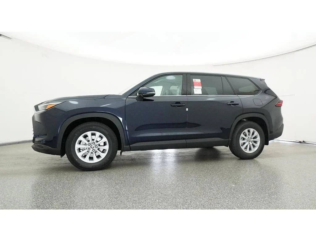 Used 2025  Toyota XLE image 24