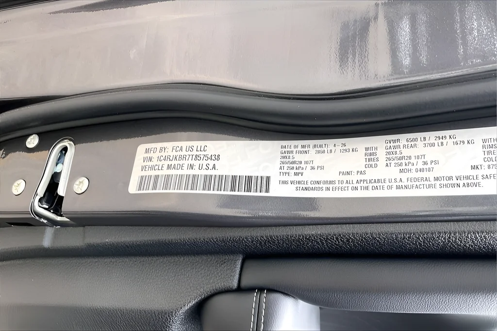 New 2026 Baltic Gray Metallic Clear-Coat Exterior Paint Jeep Limited image 12