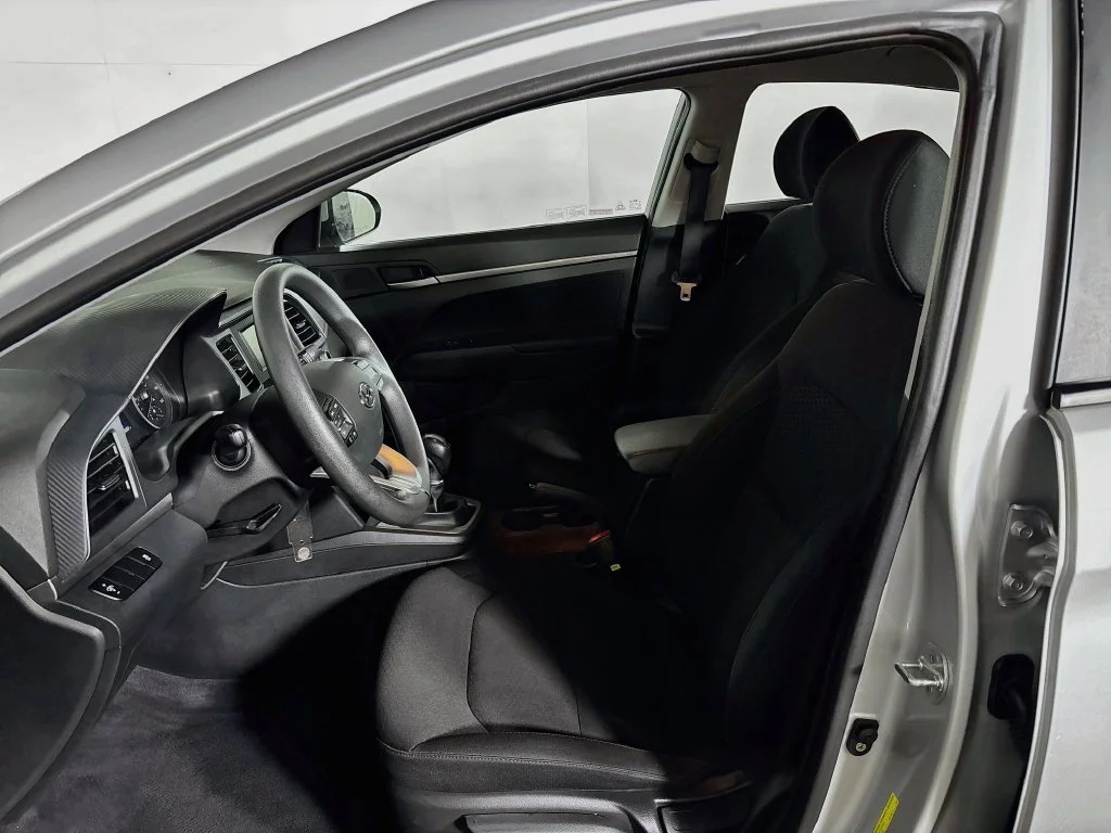Used 2019 Silver Hyundai SE image 11