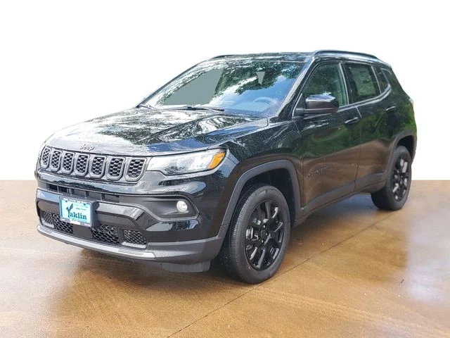 New 2026 Diamond Black Crystal Pearl-Coat Exterior Paint Jeep Latitude image 2