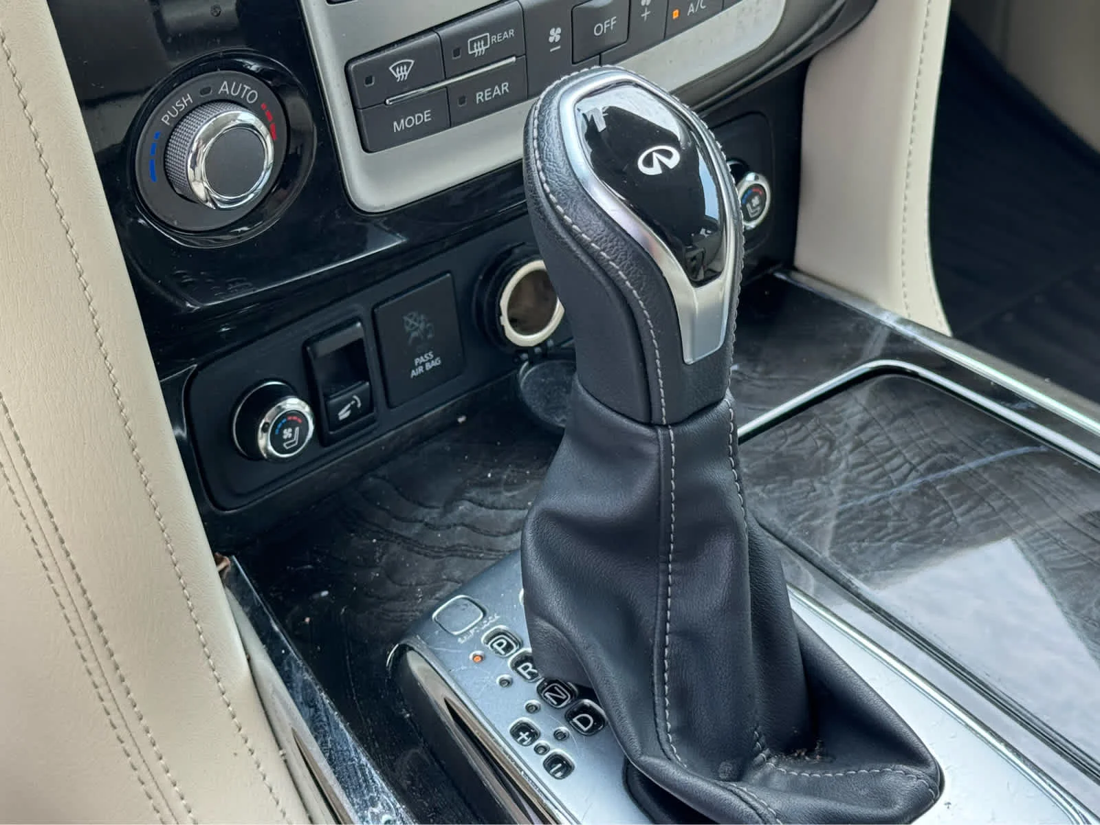 Used 2019 Moonstone White INFINITI LUXE image 19