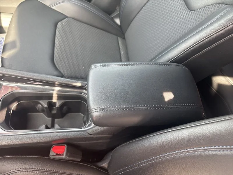 Used 2023 Silver Jeep Latitude image 41