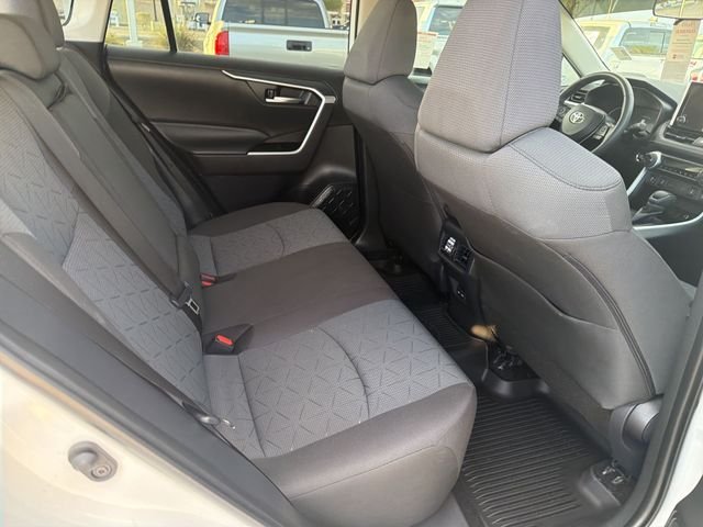 2025 Toyota RAV4 XLE - Photo 30