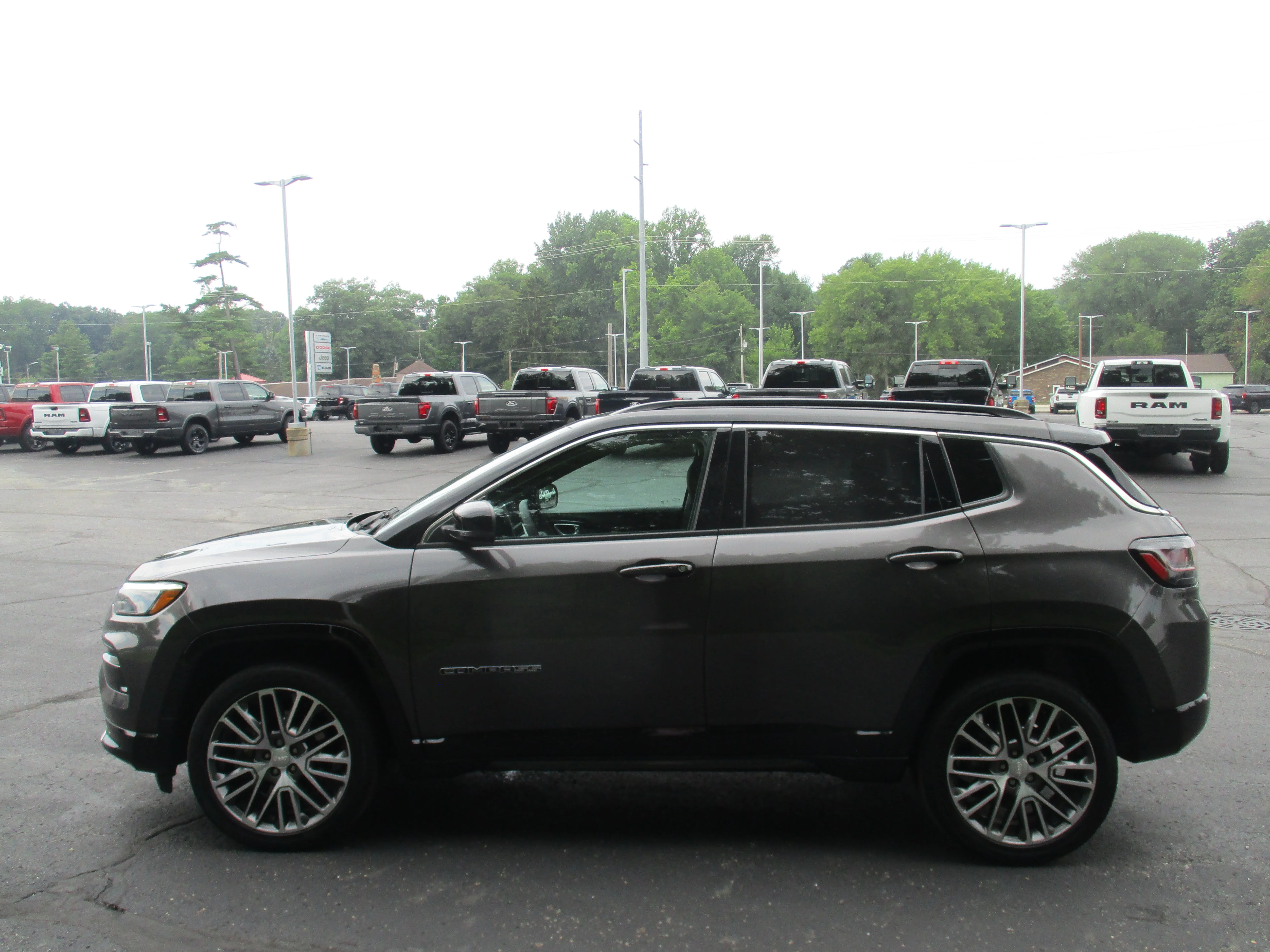 Used 2023 Granite Crystal Metallic Clearcoat Jeep Limited image 54